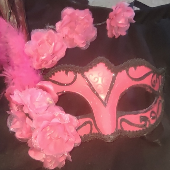 Feathered pink rose Masquerade mask Halloween costume party - Picture 5 of 6
